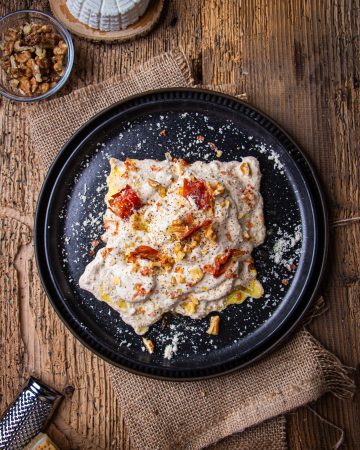 Ravioli con porcini, crema di noci e speck