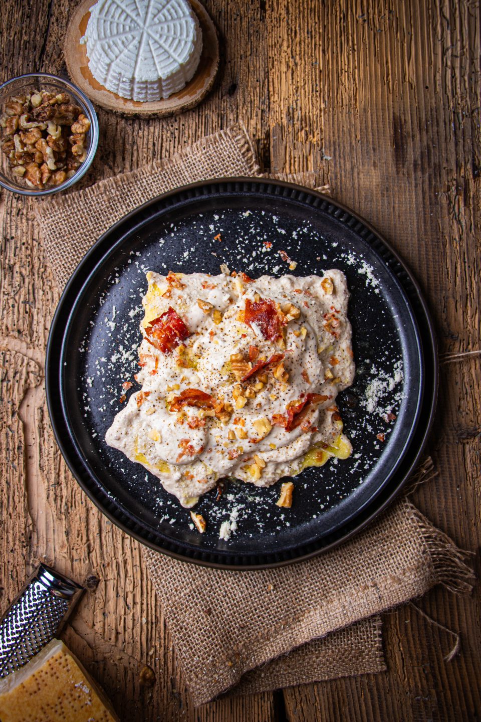 Ravioli con porcini, crema di noci e speck