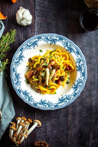 bigoli con crema di zucca, funghi e guanciale