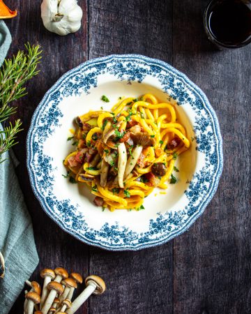 bigoli con crema di zucca, funghi e guanciale