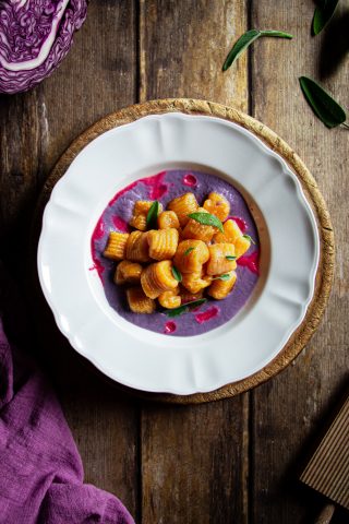 Gnocchi di zucca senza patate con crema di cavolo viola