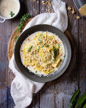 Ravioli di carne con crema di Parmigiano e nocciole