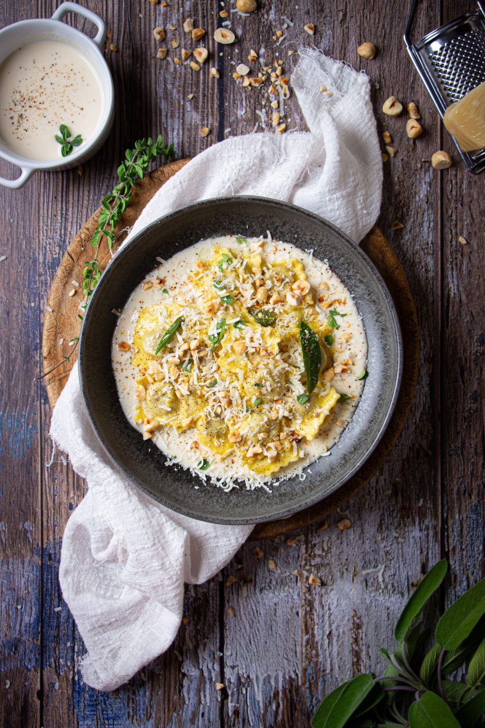 Ravioli di carne con crema di Parmigiano e nocciole