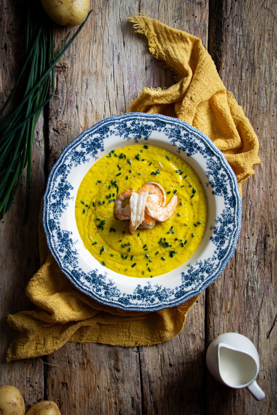 vellutata porri, patate, zafferano e gamberi